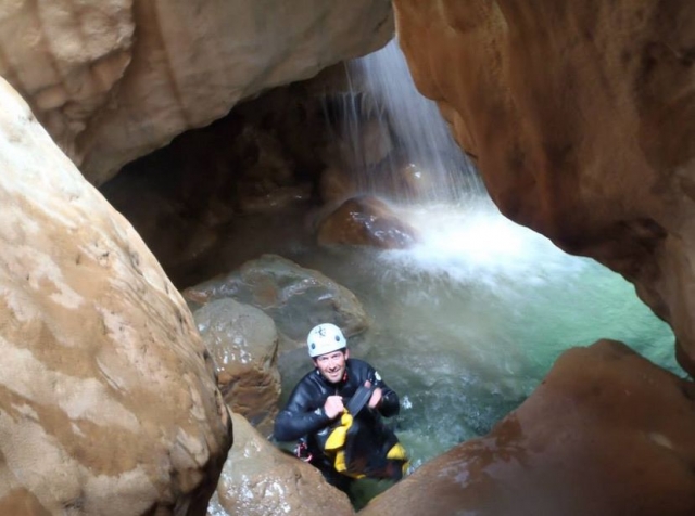 cueva preparandose a subir